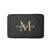 Elegantes Black Floral Gold Script Monogram Badematte (Vorderseite)