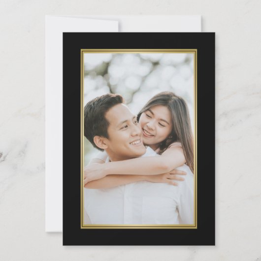 Elegantes Black Gold Calligraphy Foto Save the Dat Einladung (Rückseite)