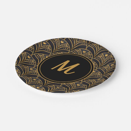 Elegantes Black Gold Deko Art Pattern Monogramm Pappteller (Schrägansicht)