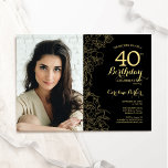 Elegantes Black Gold Floral Foto 40. Geburtstag Einladung<br><div class="desc">Schwarzes Gold Blütenblüte 40. Geburtstag Party Einladung mit Ihrem Foto auf der Vorderseite der Karte. Minimalistisch modernes Design mit botanischen Kontur Zeichnungen Akzente,  Imitate Goldfolie und Typografie Drehbuch Schriftart. Einfache,  trendige Einladungskarte für eine stilvolle Damenfeier. Kann für jedes Alter angepasst werden. Gedruckte Zazzle Einladungen oder Sofortdownload digitalen druckbaren Vorlage.</div>