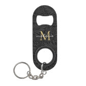 Elegantes Black Gold Floral Script Monogram Mini Flaschenöffner (Vorderseite)