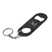 Elegantes Black Gold Floral Script Monogram Mini Flaschenöffner (Vorderseite Schrägansicht)
