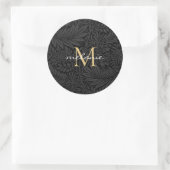 Elegantes Black Gold Floral Script Monogram Runder Aufkleber (Tasche)