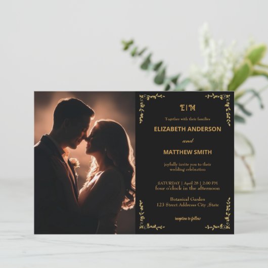 Elegantes Black & Gold Foto Romantische Hochzeit Einladung (Stehend Vorderseite)