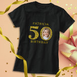 Elegantes Black Gold Glitzer 50. Geburtstag Foto T-Shirt<br><div class="desc">Feiern Sie Ihr goldenes Jubiläum mit unserem Black Gold Glitzer 50. Geburtstag Foto T - Shirt! Die perfekte Mischung aus Mode und Stimmung macht Ihren 50. Geburtstag unvergesslich!</div>