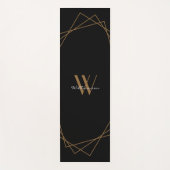 Elegantes Black Gold Monogram Modern Name Script Yogamatte (Vorderseite)