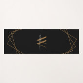 Elegantes Black Gold Monogram Modern Name Script Yogamatte (Vorderseite (Horizontal))