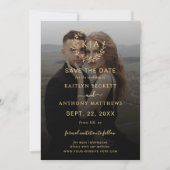 Elegantes Black & Gold Monogram Wreath Foto Hochze Save The Date (Vorderseite)