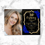 Elegantes Black Gold Royal Blue Foto 50. Geburtsta Einladung<br><div class="desc">Elegante Blumenladen zum 50. Geburtstag mit Ihrem Foto. Glam schwarz königsblau Design mit Imitaten Glitzer Gold. Enthält sapphire-blaue Rose,  Skript-Schriftart und Konfetti. Ideal für ein stilvolles Party für Erwachsene. Personalisieren Sie Ihre persönlichen Daten. Kann für jedes Alter angepasst werden! Gedruckte Zazzle Einladungen oder Sofortdownload digitalen druckbaren Vorlage.</div>