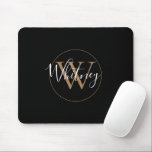 Elegantes Black-Gold-Script-Name Monogram-Maus-Pad Mousepad<br><div class="desc">Elegantes chic schwarz und goldfarbenes Skript Name monogramm Mauspad. Sie können den Namen,  die Monogramm-Initialisierung und den Schriftart und die Farben anpassen,  um Ihr eigenes einzigartiges Design zu erstellen. Entwickelt von Thisisnotme©</div>