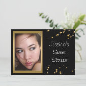 Elegantes Black Gold Stars Foto Süß 16 Einladung (Stehend Vorderseite)