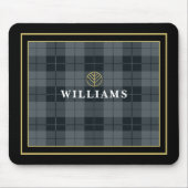 Elegantes Black Gold Tartan Kariert Mit Monogramm Mousepad (Vorne)