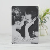 Elegantes Black Hand Writing Script-Verlobung-Foto Ankündigung (Stehend Vorderseite)