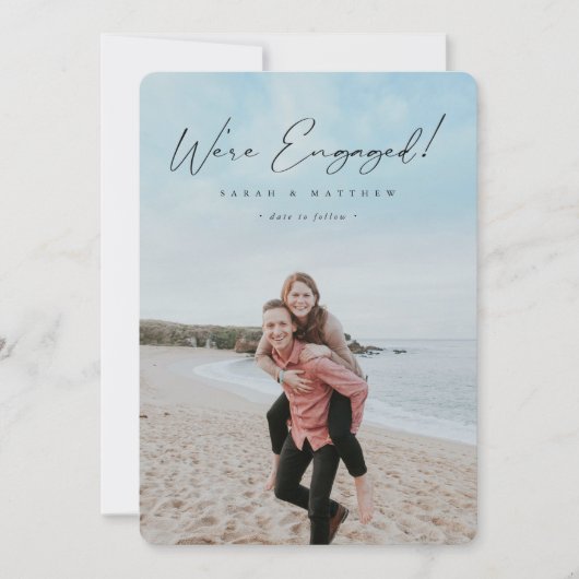 Elegantes Black Hand Writing Script-Verlobung-Foto Ankündigung (Vorderseite)