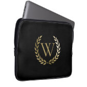 Elegantes Black Laurel Wreath Monogramm Laptopschutzhülle (Vorne Rechts)