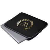 Elegantes Black Laurel Wreath Monogramm Laptopschutzhülle (Vorne Knopf)