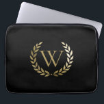 Elegantes Black Laurel Wreath Monogramm Laptopschutzhülle<br><div class="desc">Diese elegante personalisierte schwarze Laptop-Hülle mit Ihrem Monogramm in Imitat Gold gerahmt durch einen passenden glänzenden goldenen Lorbeerkranz. Entworfen von Susan Coffey.</div>