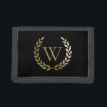 Elegantes Black Laurel Wreath Monogramm Tri-fold Geldbeutel<br><div class="desc">Dieses elegante Portemonnaie zeigt Ihr Monogramm in Imitat Gold,  gerahmt durch einen passenden goldenen Lorbeerkranz auf schwarzem Hintergrund. Auf der Rückseite des Gepäckanhängers befindet sich ein Steckplatz für Ihre Kontaktdaten. Entworfen von Susan Coffey.</div>