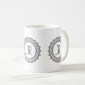 Elegantes Black Mandala Circle Frame Monogramm Kaffeetasse (VorderseiteRechts)