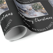 Elegantes Black Merry Christmas Script Family Foto Geschenkpapier (Rolleneckpunkt)