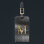 Elegantes Black Metal Gold Monogram, Initialskript Gepäckanhänger<br><div class="desc">Girly Stylish Moderne elegante Black Metal und Gold Monogram Initial Name Script Custom Personalisiert Personalisiert Luggage Bag Tag. Dieses Design mit einem Vornamen in einer hübschen Hand Schwanz-Schriftart-Kalligraphie (oder Typografie) mit Monogramm Initial, Vollname, Adresse-Info in Gold auf schwarzen Imitat mettalic Folie Hintergrund. Diese sind einfach zu anpassen. Stilvolles Frauengeschenk für...</div>