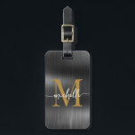 Elegantes Black Metal Gold Monogram, Initialskript Gepäckanhänger<br><div class="desc">Girly Stylish Moderne elegante Black Metal und Gold Monogram Initial Name Script Custom Personalisiert Personalisiert Luggage Bag Tag. Dieses Design mit einem Vornamen in einer hübschen Hand Schwanz-Schriftart-Kalligraphie (oder Typografie) mit Monogramm-Initial, Adresse-Info in gold und weiß auf Imitaten schwarz metallische Folie Hintergrund. Diese sind einfach zu anpassen. Stilvolles Frauengeschenk für...</div>