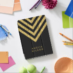 Elegantes Black Name Imitate Zickzack Muster iPad Pro Hülle<br><div class="desc">Elegantes schwarzes iPad Pro Cover mit goldenem Zickzack Imitat, das Sie mit Ihrem Namen personalisieren können. Gut wie Geschenke für Familie und Freunde oder für sich selbst. Personalisieren Sie es, indem Sie den Platzhalter-Text ersetzen. Für weitere Optionen, wie zum Beispiel den Schriftart und seine Größe ändern, klicken Sie auf die...</div>