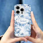 Elegantes blau eingeprägtes Blumenzeichen/Monogram Case-Mate iPhone Hülle<br><div class="desc">Elegantes,  Vintag inspiriert,  blau-weiße Blumenmuster mit Zierrollen und Weinreben mit individuellem Etikett mit Textfeldern für Ihren Namen und/oder Monogramm.</div>