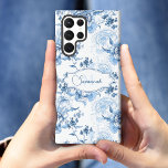 Elegantes blau eingeprägtes Blumenzeichen/Monogram Samsung Galaxy Hülle<br><div class="desc">Elegantes,  Vintag inspiriert,  blau-weiße Blumenmuster mit Zierrollen und Weinreben mit individuellem Etikett mit Textfeldern für Ihren Namen und/oder Monogramm.</div>