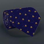 Elegantes, blau-gelbes Bienenmuster Krawatte<br><div class="desc">Stell dich mit dieser Niedlichen blau-gelben Bienenvölkermuster-Krawatte heraus. Ideal für Abschlüsse,  Geburtstage,  Arbeiten und jede Art von Feierlichkeiten. Macht auch ein gutes Geschenk.</div>