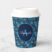 Elegantes Blau-Rose Blumenmuster Monogrammatisches Pappbecher (Vorderseite)