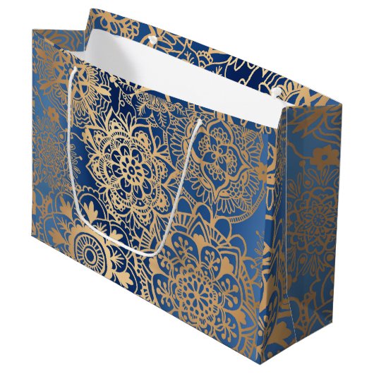 Elegantes Blau und Gold Mandala Muster Große Geschenktüte (Vorderseite Schrägansicht)