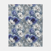 Elegantes Blau und Weiße Rosen und Lilien Fleecedecke (Vorderseite)