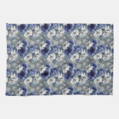 Elegantes Blau und Weiße Rosen und Lilien Geschirrtuch (Horizontal)