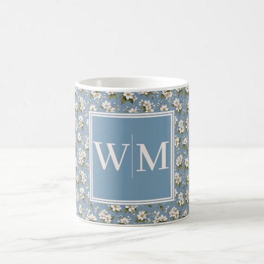 Elegantes blaues Blumen-Monogramm Kaffeetasse (Mittel)