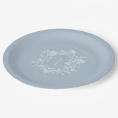 Elegantes blaues Blumenwappen-Monogramm Hochzeit Pappteller (Schrägansicht)
