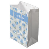 Elegantes Blaues Hortensienmuster Grauer Streifen  Mittlere Geschenktüte (Vorderseite Schrägansicht)