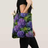 Elegantes blaues lila Magenta grünes Hydrangea Tasche (Von Nahem)
