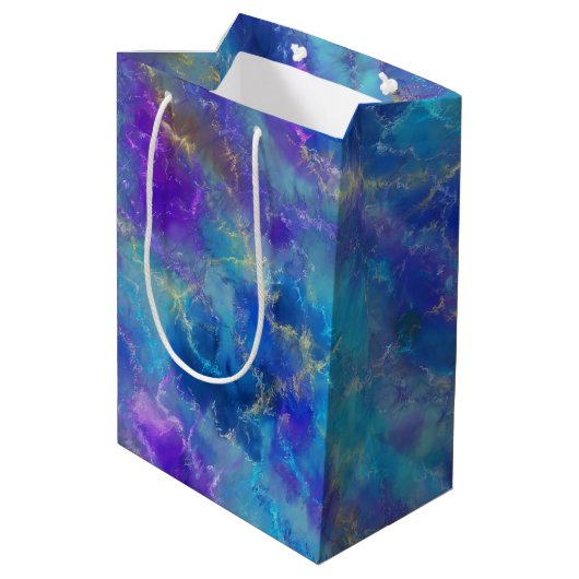 Elegantes blaues, Lila und goldenes Marmormuster Mittlere Geschenktüte (Rückseite Schrägansicht)