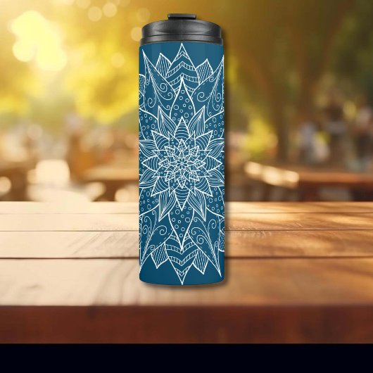 Elegantes blaues Mandala-Blumenmuster Thermosbecher