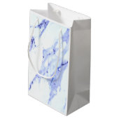 Elegantes blaues Marmormuster Kleine Geschenktüte (Rückseite Schrägansicht)