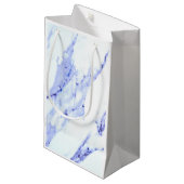 Elegantes blaues Marmormuster Kleine Geschenktüte (Vorderseite Schrägansicht)
