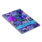 Elegantes blaues Purples Blumenmuster Monogramm Notizblock (Rechte Seite)