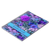Elegantes blaues Purples Blumenmuster Monogramm Notizblock (Linke Seite)