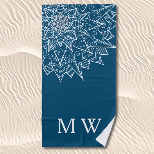 Elegantes blaues Sommerblumenmonogramm Strandtuch