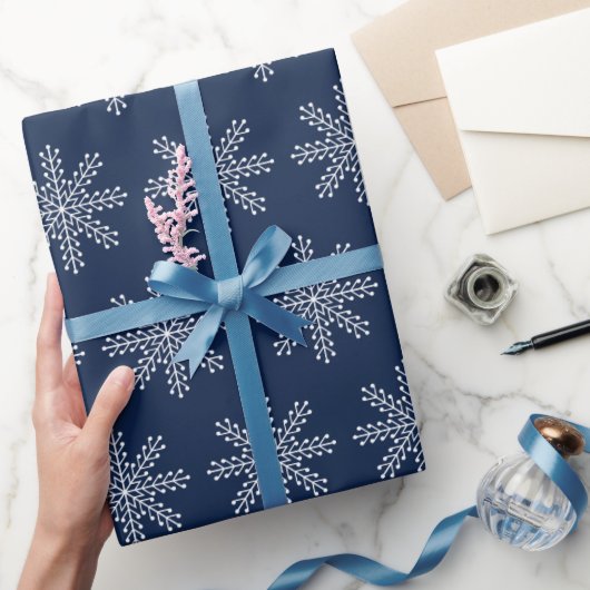 Elegantes Blaues Weihnachtsschneeflockenmuster Geschenkpapier (Schenken)