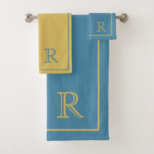 Elegantes Blue & Beige Script Monogram Muster Badhandtuch Set (Insitu)