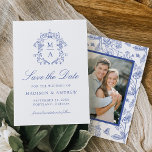 Elegantes Blue Chinoiserie Foto Hochzeit Save The Date<br><div class="desc">Mit diesem eleganten blauen Chinoiserie Viktorianisches Blumenmuseum kündigen Sie Ihre Hochzeit Save the Date an Freunde und Familie. Dieses Design zeigt Ihre Monogramm-Initialen, umgeben von einem Wappen von faszinierenden blauen Chinoiserie und barocken Motiven. "Save the Date" wird in einem blauen Kalligraphieskript mit Ihren Hochzeitsdetails dargestellt. Auf der Kartenrückseite befindet sich...</div>