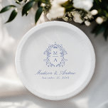 Elegantes Blue Chinoiserie Monogram Wappen Wedding Pappteller<br><div class="desc">Fügen Sie Ihrer Hochzeitsempfehlung, Ihrer Verlobungsfeier, der Paardusche oder dem Probe-Dinner eine personalisierte, romantische Touch hinzu, die mit den Viktorianischen Tellern der Blumenzettel in der Elegant Blue Chinoiserie aufwartet. Die eleganten Hochzeitszeitung-Teller verfügen über ein faszinierendes, blaues Chinoiserie-Wappen rund um die Monogramm-Initialen des Paares. Ihre Namen werden in einem klassischen blauen...</div>