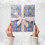 Elegantes Blue Family Foto Custom Christmas Geschenkpapier<br><div class="desc">Elegantes Blue Family Foto Custom Christmas Wrapping Paper Wrap Ihre Weihnachtsgeschenke in einem modernen Stil! Dieses elegante Weihnachtsgeschenkpapier bietet runde Rahmen mit Platz für zwei (2) verschiedene Fotos. Weiße Winterschneeflocken, Weihnachtsbaum und Herz prägen das Design. Die goldbedruckte Hintergrundfarbe kann angepasst werden. Auch die frohe Weihnachtsschrift in der modernen Schrift kann...</div>
